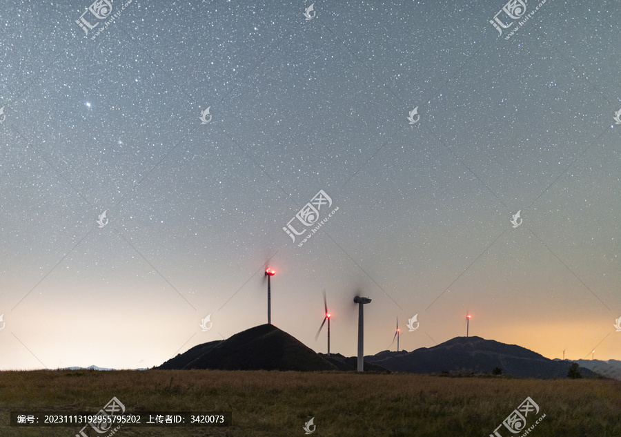 柳州融水县夜空下的风力发电场