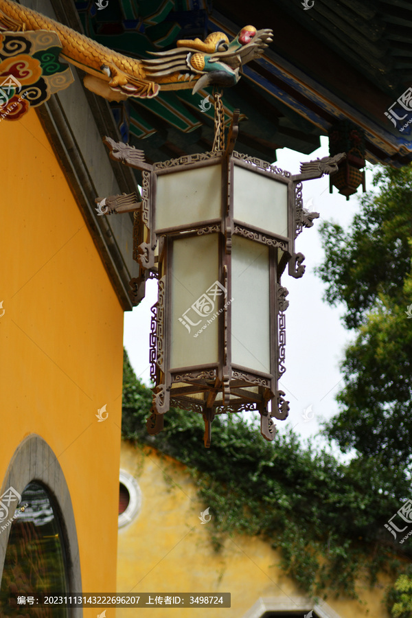 寺庙外墙上悬挂的灯笼