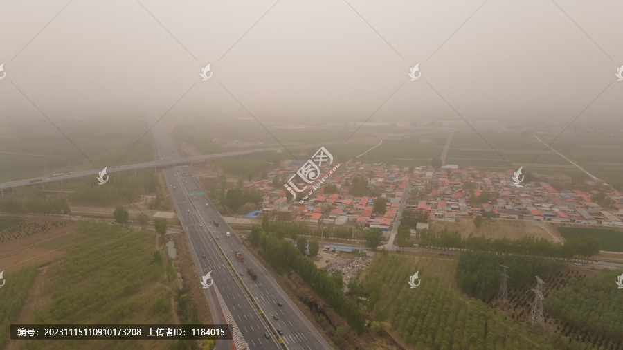 航拍沙尘天气中的田野城市