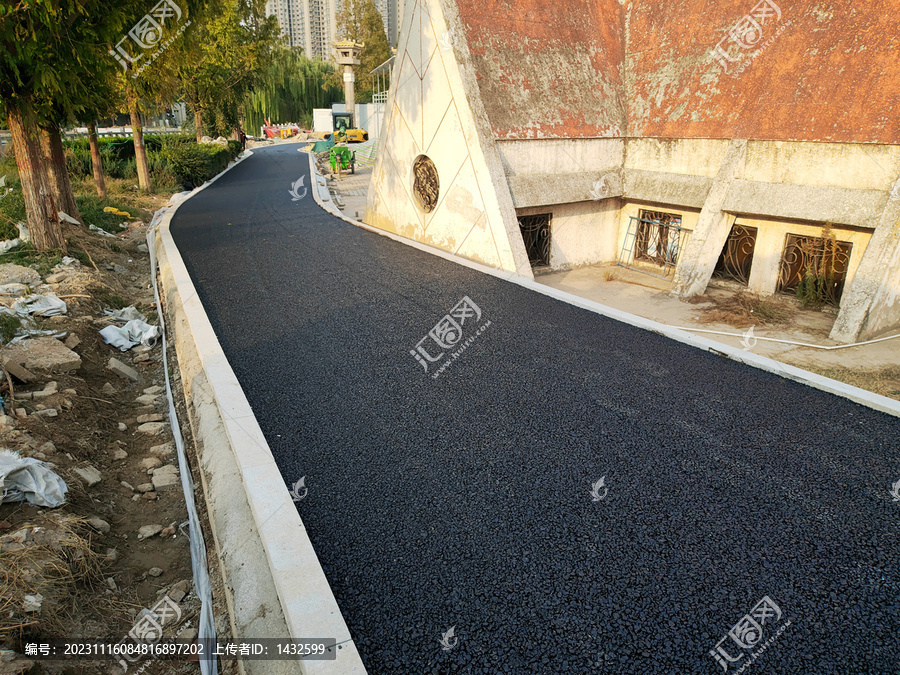 新铺柏油路