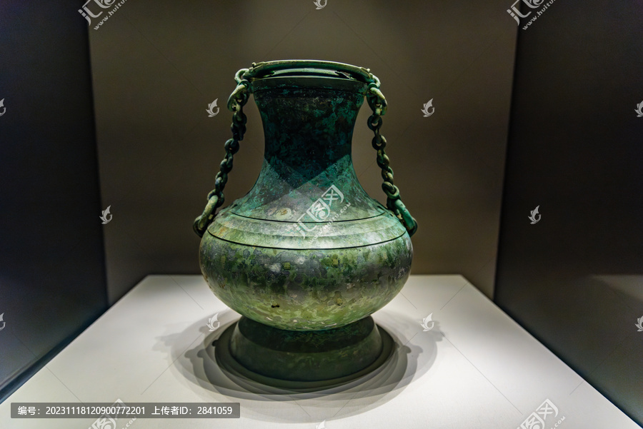 中国国家博物馆的汉代提链青铜壶