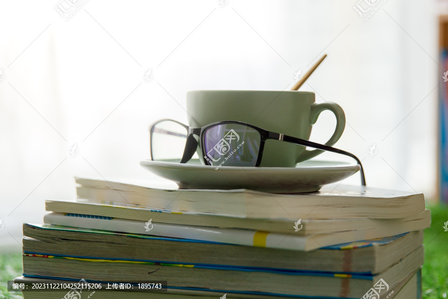 读书和一杯咖啡静物特写