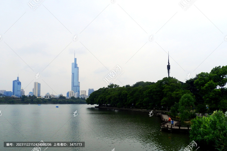 南京玄武湖远眺紫峰大厦