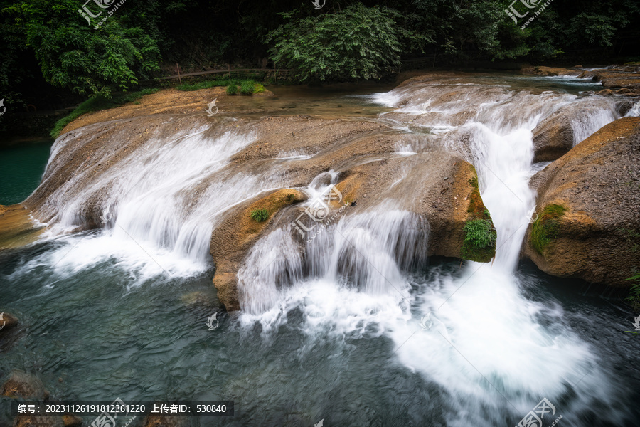 小七孔山涧溪流