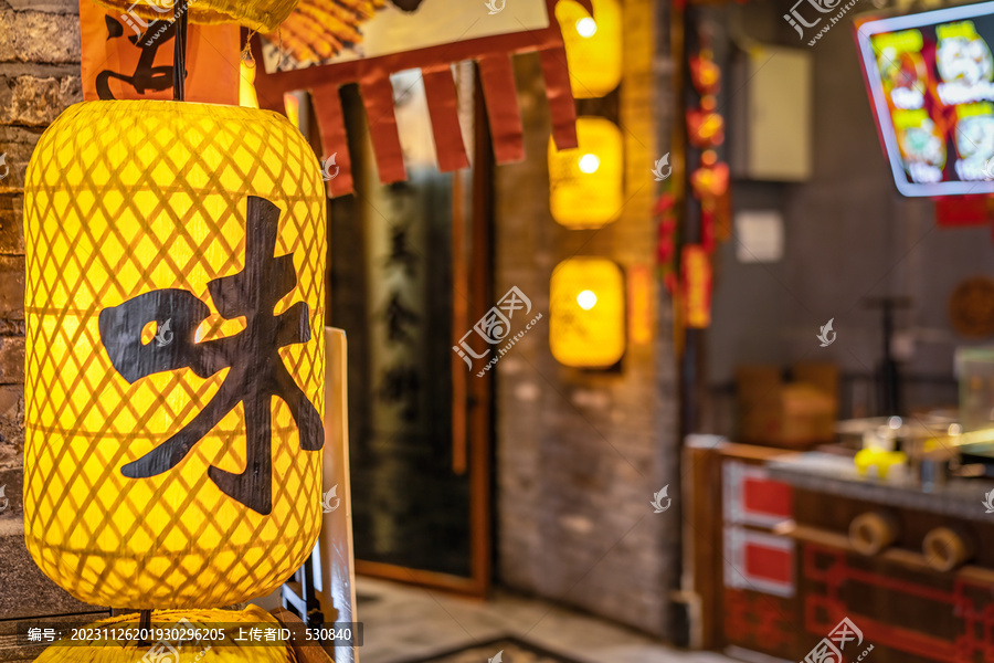 中式餐馆黄色灯笼