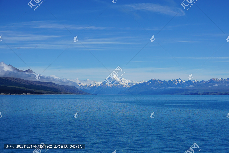 雪山湖泊