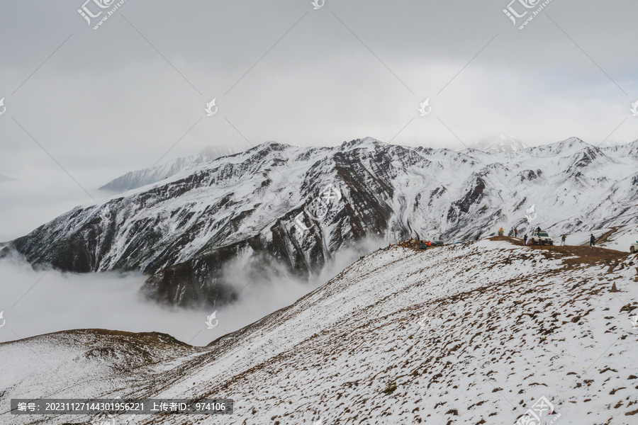 中国西藏格聂神山和云海美景