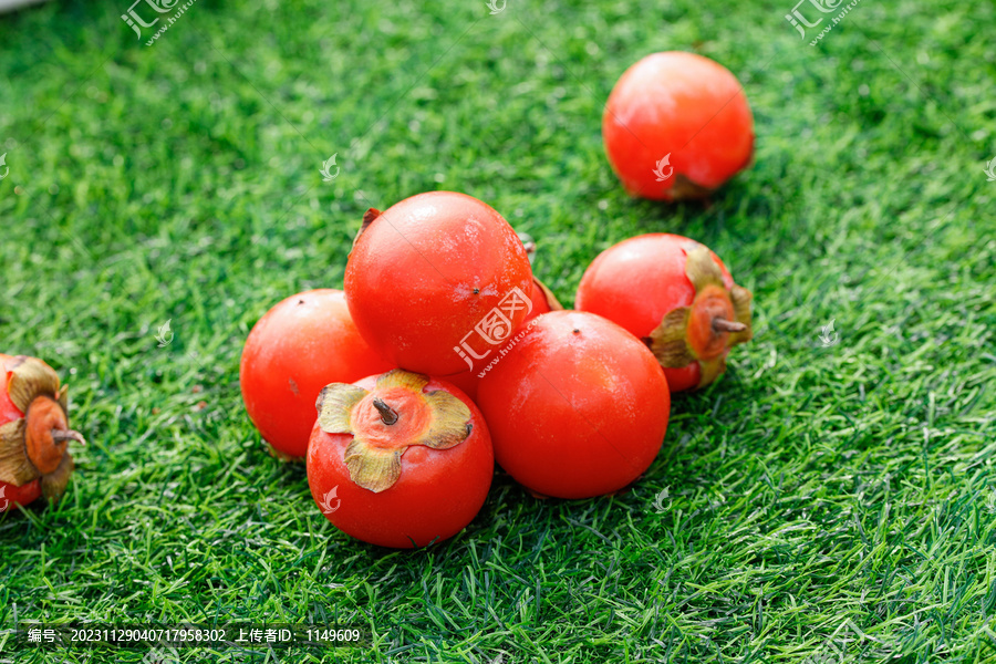 草地上放着珍珠蜜柿