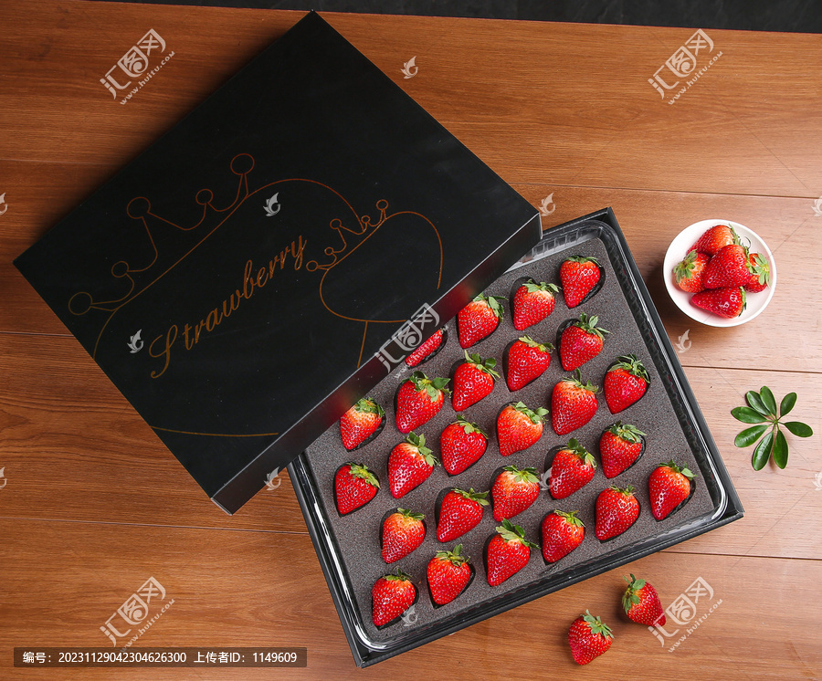 礼盒装的黑金刚草莓