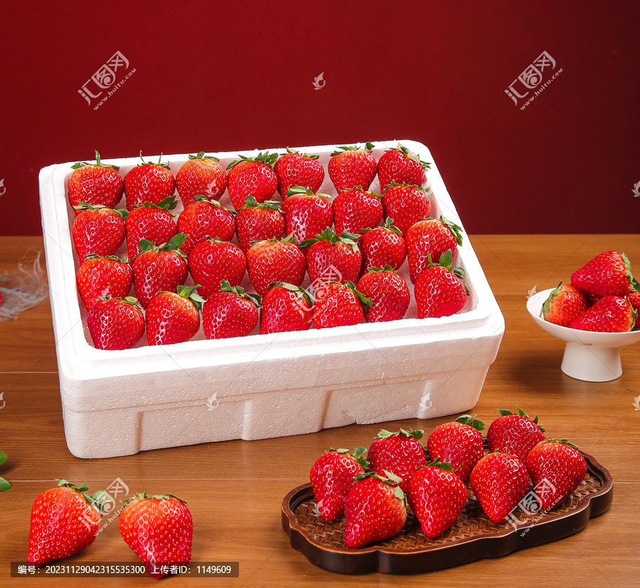 箱子里装的新鲜草莓