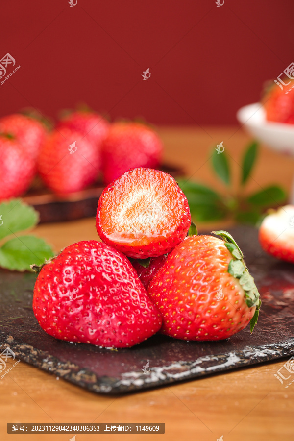 黑石板上的草莓