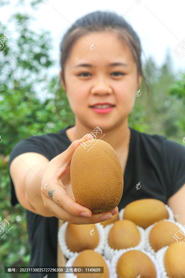 手里拿着佳沛奇异果