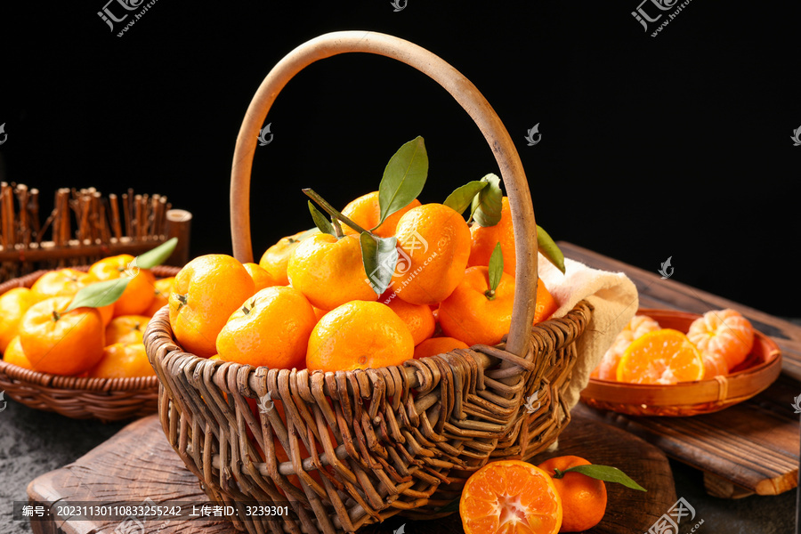 篮子里装着蜜橘