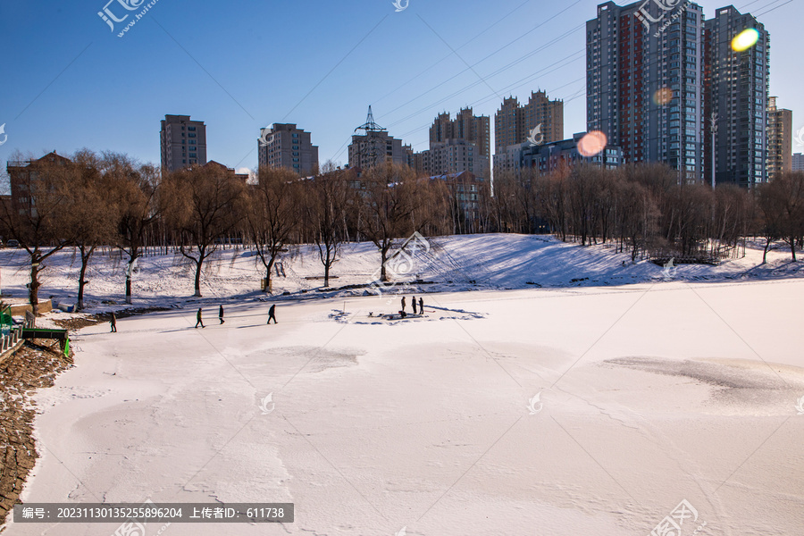 吉林市冰雪覆盖下的江滨公园