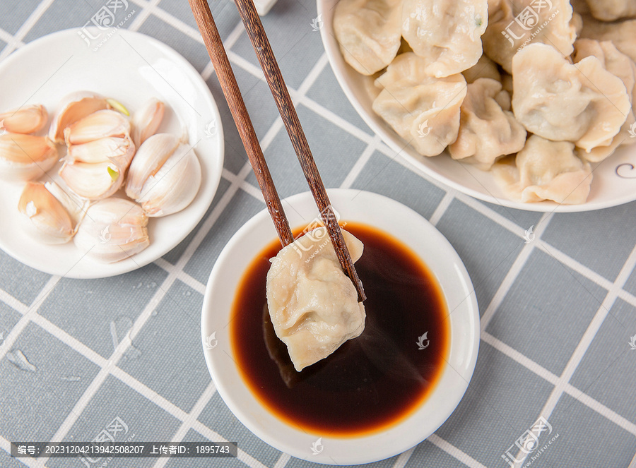 煮熟的猪肉大葱馅饺子