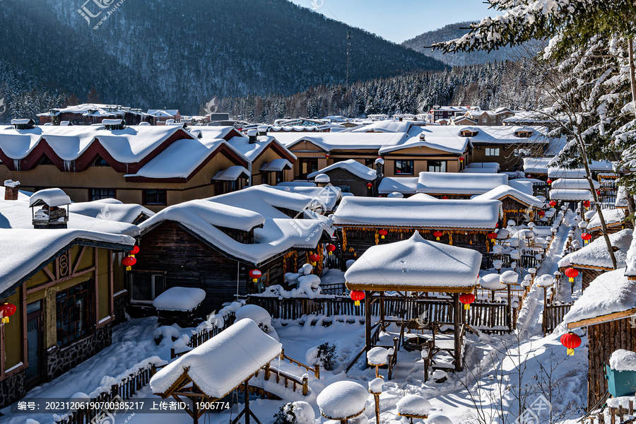 中国雪乡雪后的房屋与庭院景观