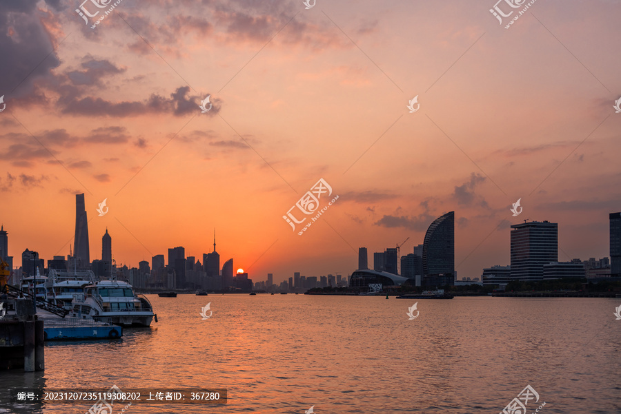 夕阳下的上海黄浦江
