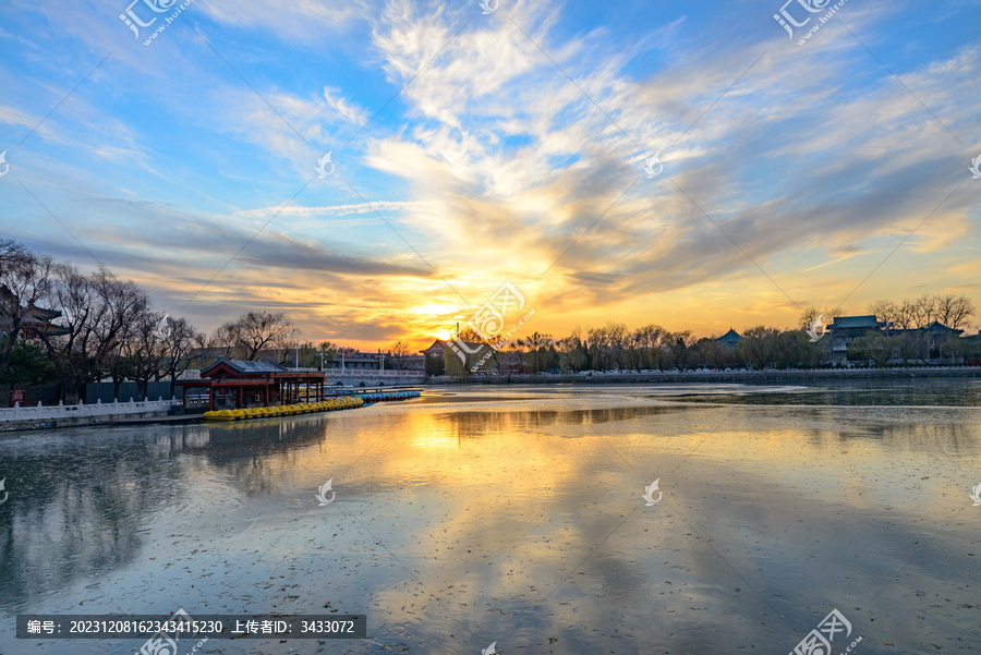 北京北海公园的夕阳