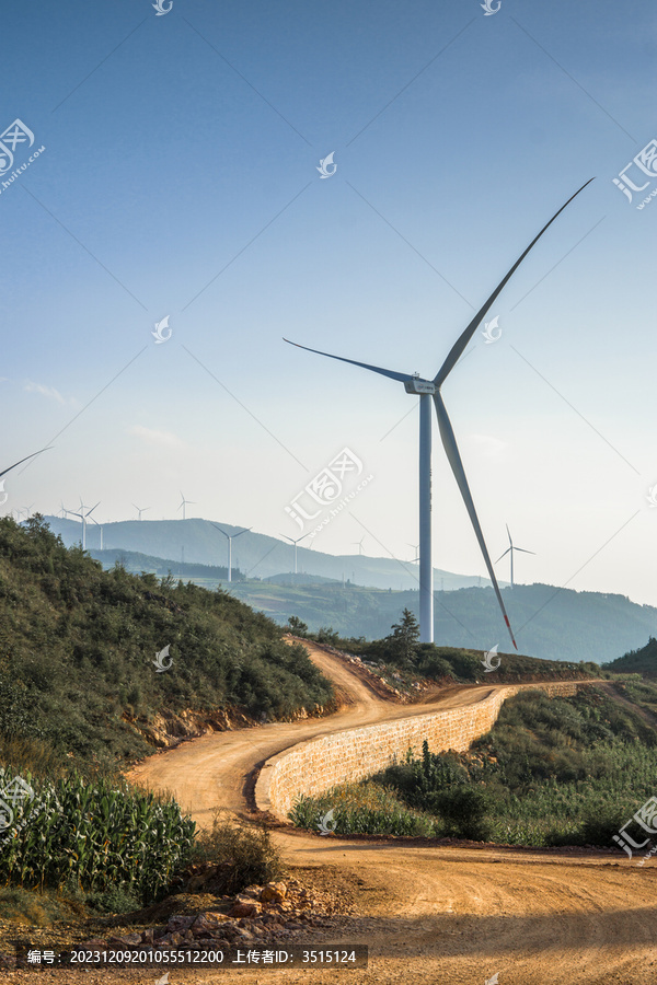 山上的风力发电机和弯曲延伸的路