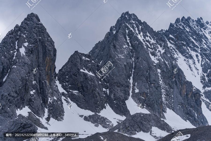 玉龙雪山的石灰岩和玄武岩结构