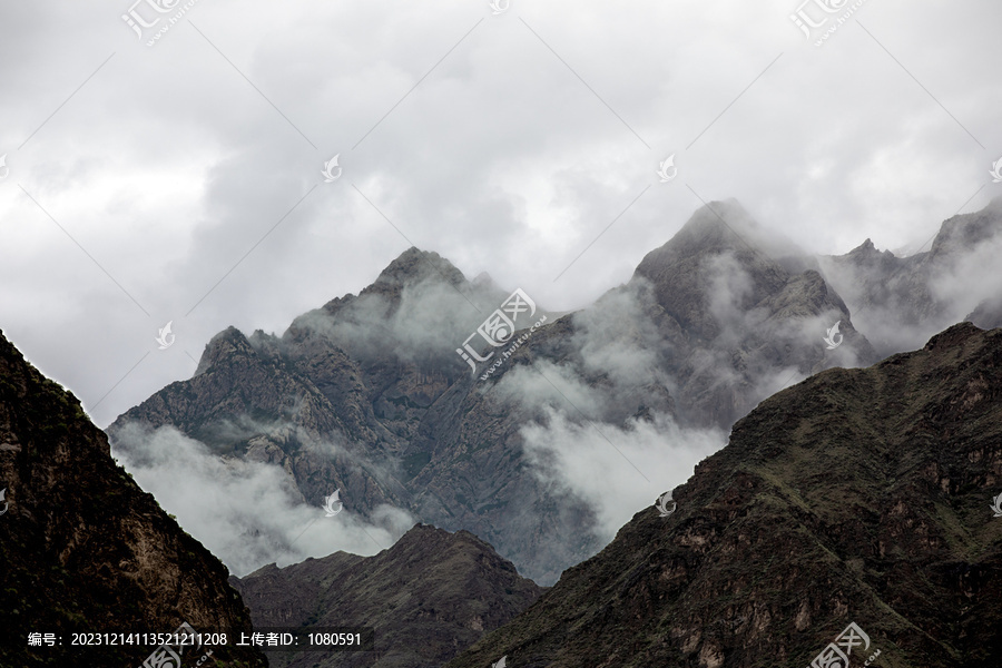 烟雾缭绕的山峰