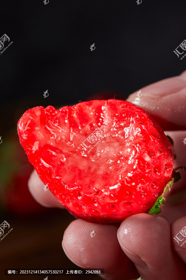 咬了一口的草莓