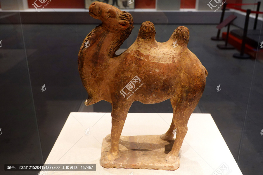 彩绘红陶骆驼俑