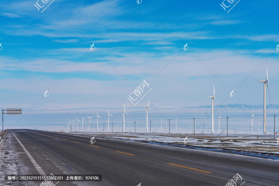 新疆冬天的公路和雪山和风力发电
