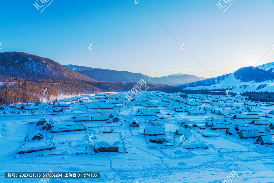 新疆禾木的村庄和山林和雪景