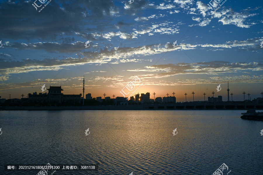 中国开封包公湖日落夕阳风光