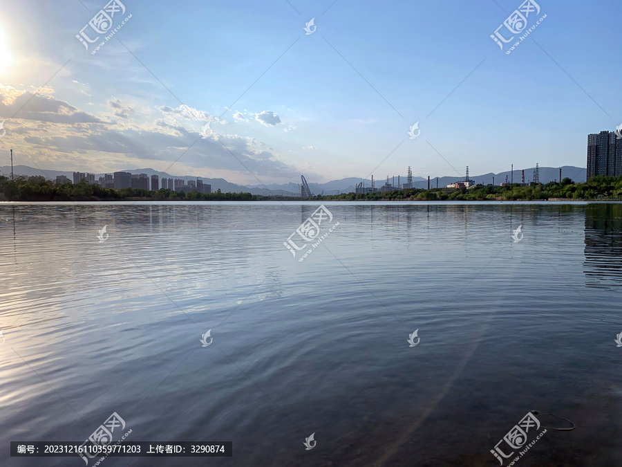 湖面倒映着天空和楼宇