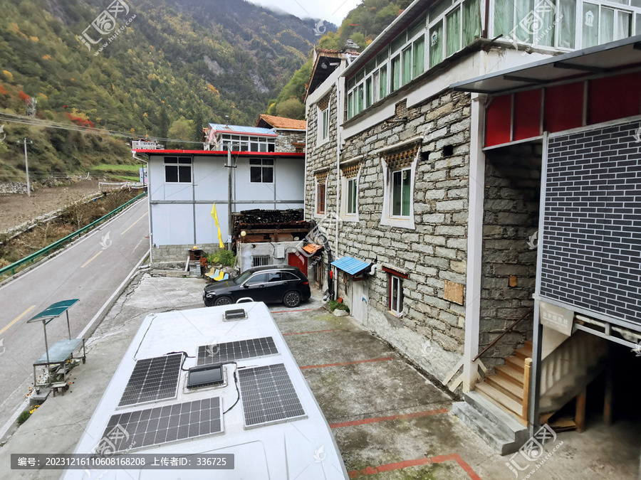 古尔沟温泉区藏寨民宿前私家车