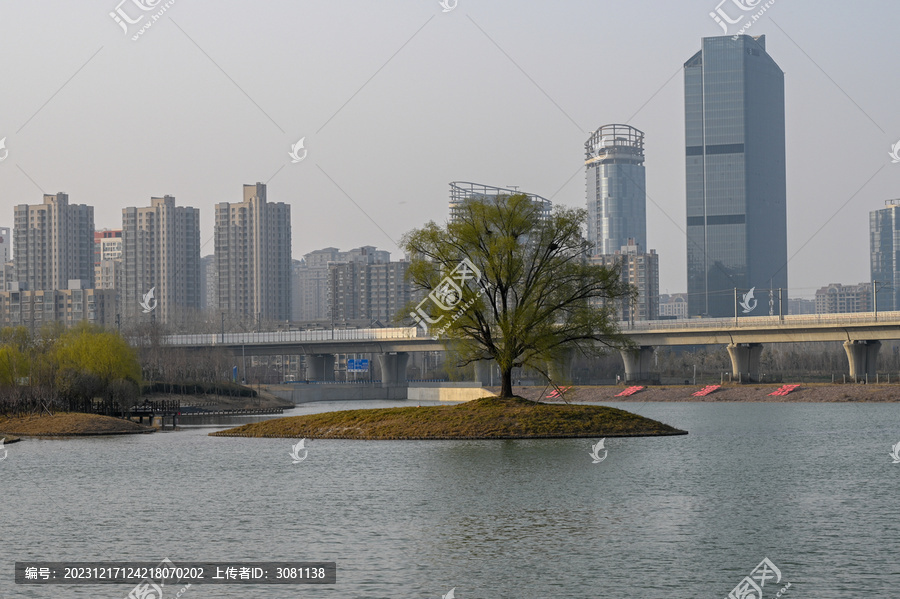 中国开封西湖大桥楼群建筑风光