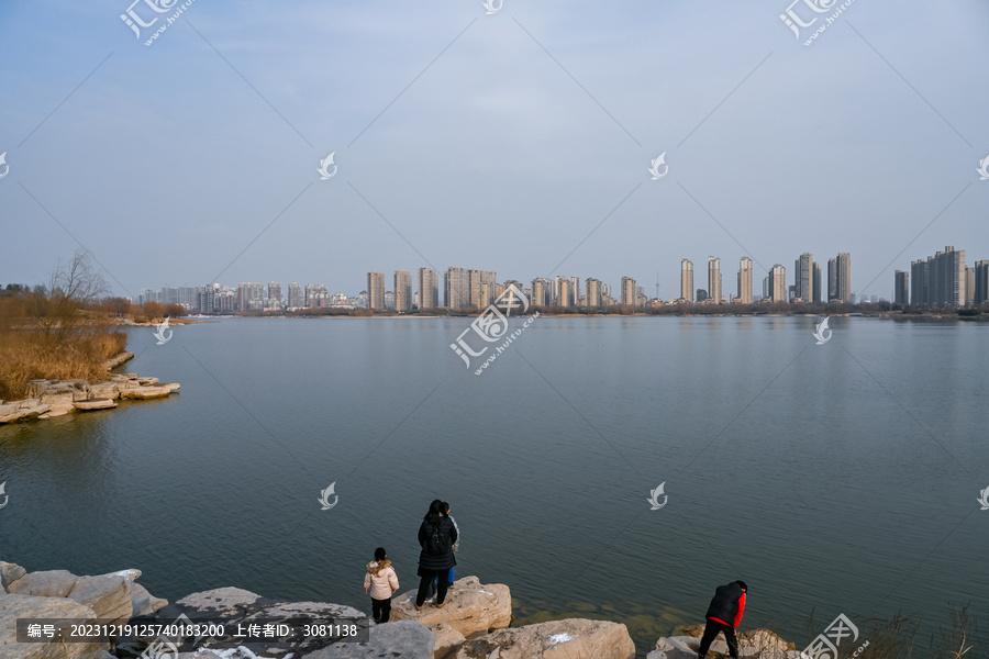 中国开封汴西湖彩虹桥日落夕阳