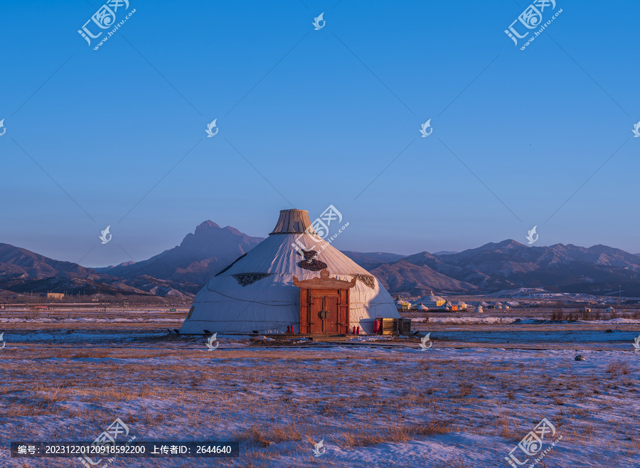草原蒙古包冬季