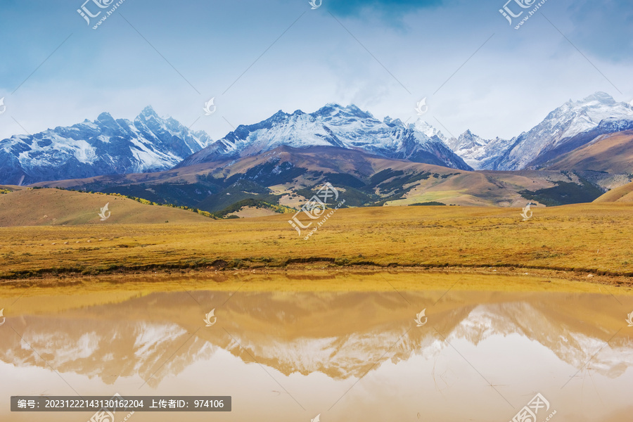 西藏格聂神山和高原河流美景