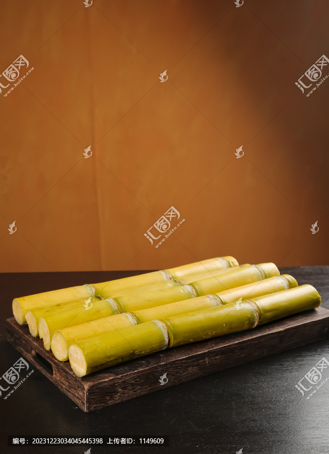 黑桌子上的黄皮甘蔗