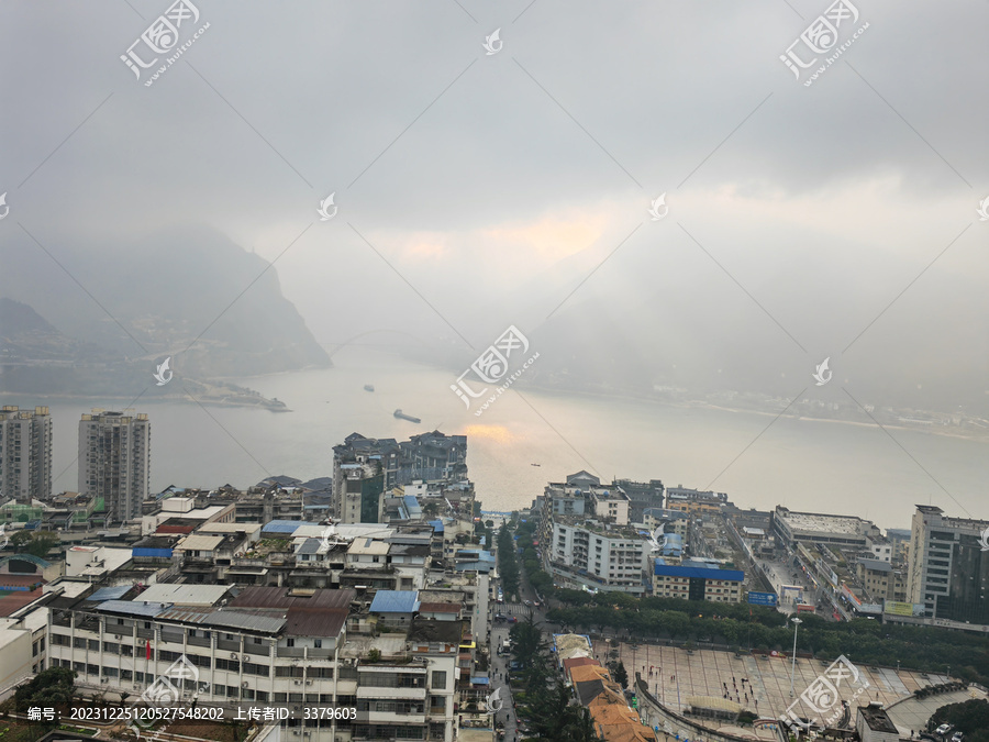 长江三峡巫峡大雾天气