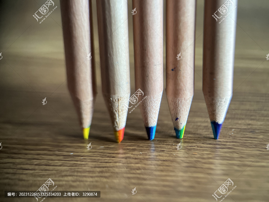 桌子上放了几支木头彩色铅笔