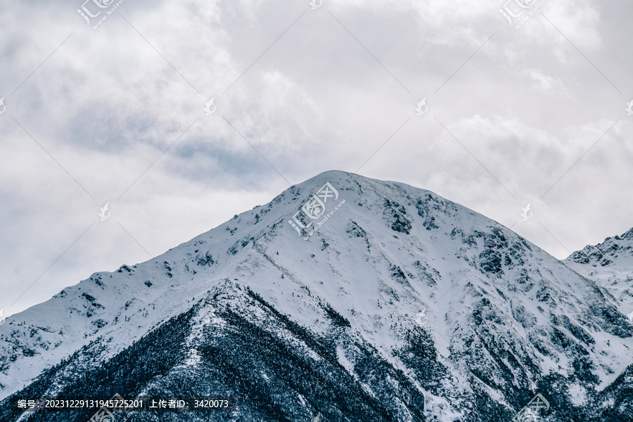 云南迪庆白马雪山观景台远观雪山