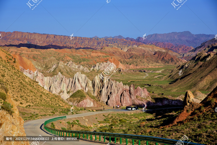 蜿蜒山丘间的公路