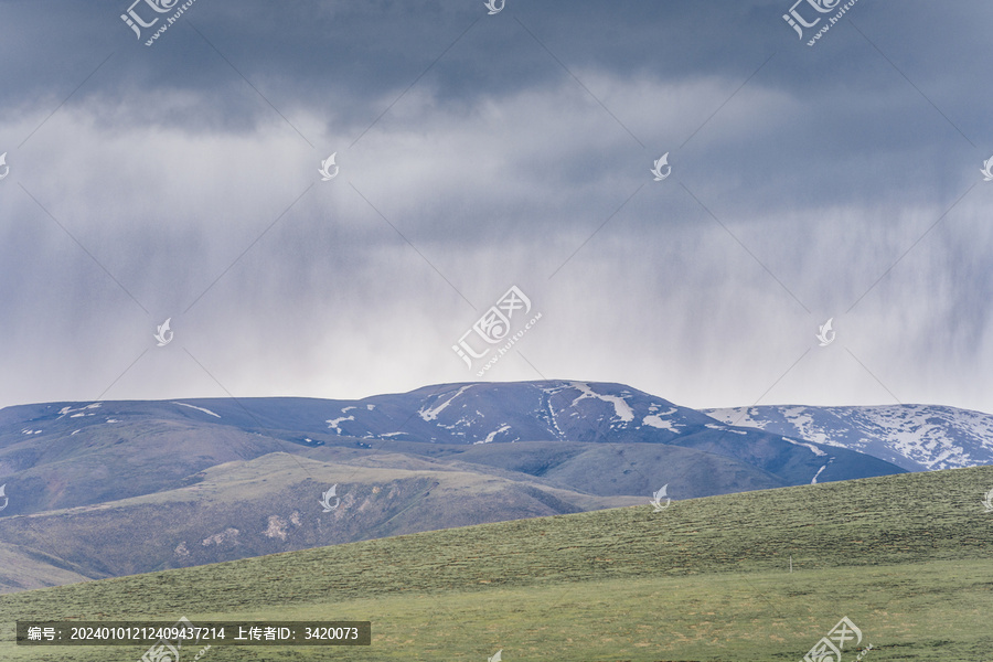 青海省果洛州雨中的阿尼玛卿雪山