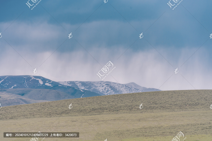 中国青海省果洛州雨中阿尼玛卿山