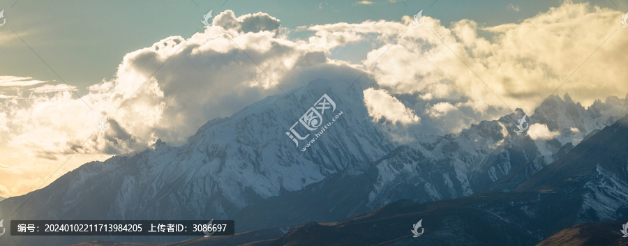 航拍四川甘孜理塘格聂神山