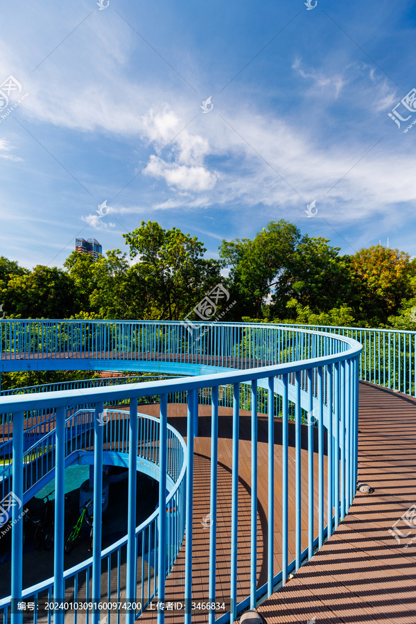 深圳市区蓝色的钢结构景观桥特写