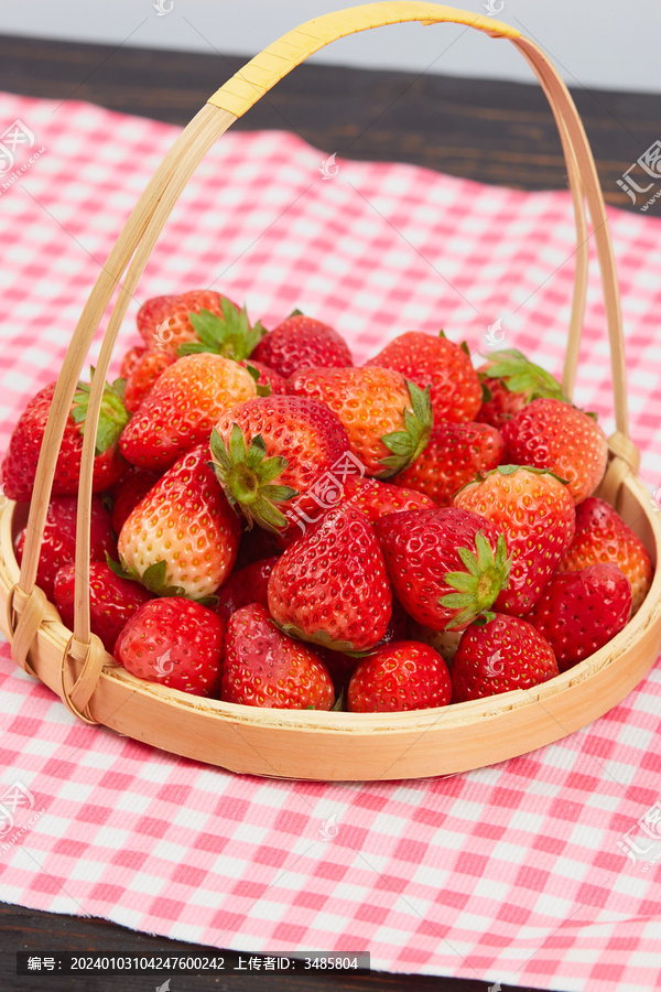 现摘草莓