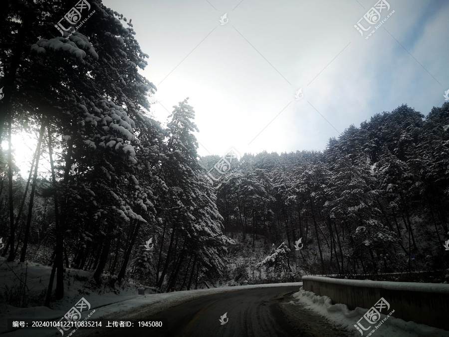 盘山公路雪景