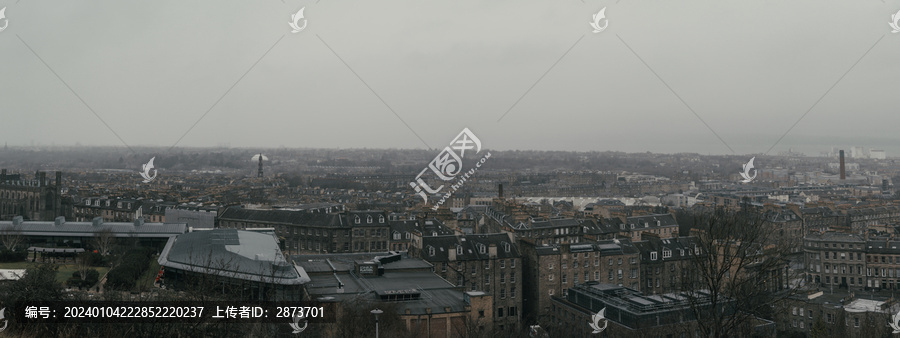 英国爱丁堡阴天城市天际线全景