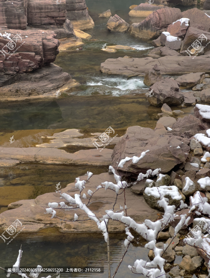 红石峡溪流雪景