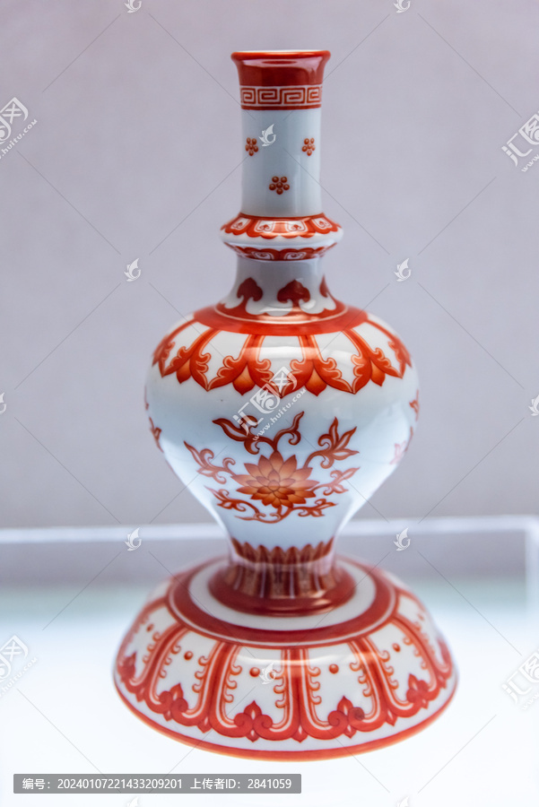 清乾隆矾红彩莲花纹藏草瓶